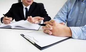 رائد أعمال سعودي يوقّع عقد شراكة مع موثق معتمد في الرياض داخل مكتب رسمي