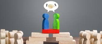 توقيع عقد صلح بين طرفين داخل مكتب موثق في الرياض