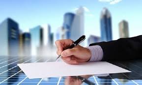 موثق يراجع عقد تأسيس شركة داخل مكتب توثيق في الرياض