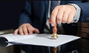 موثق معتمد في شرق الرياض يراجع مستندات توثيق وكالة مع عميل داخل مكتب حديث